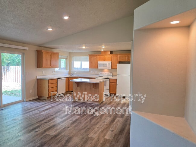 Photo - 737 NE Nickernut Ave