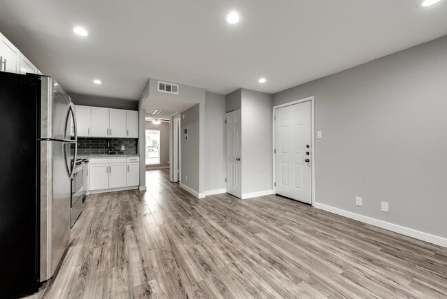 Sala de estar + área de cocina - 4330 Bowser Ave