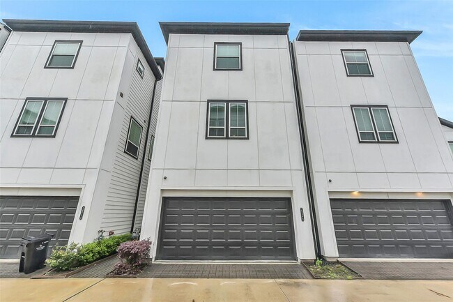 2804 Grand Fountains Dr