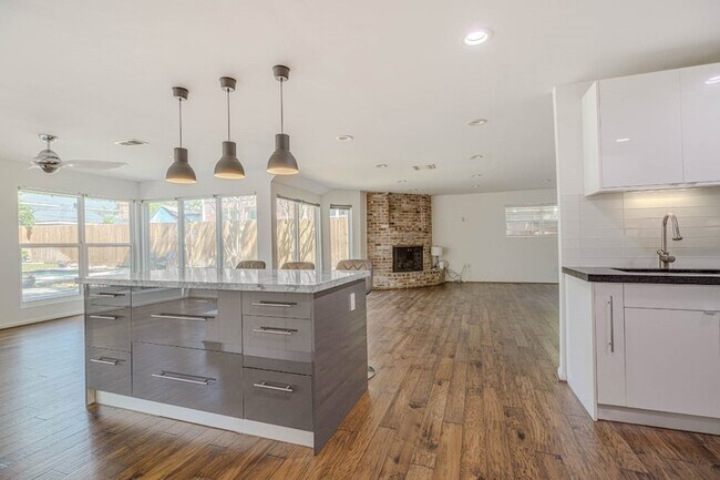 Photo - 12458 Woodthorpe Ln