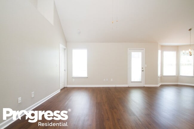 Photo - 110 Lyndhurst Dr