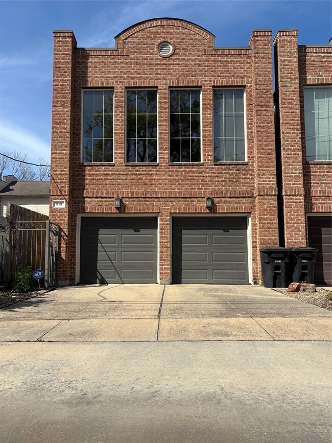 Photo - 919 W 15th St