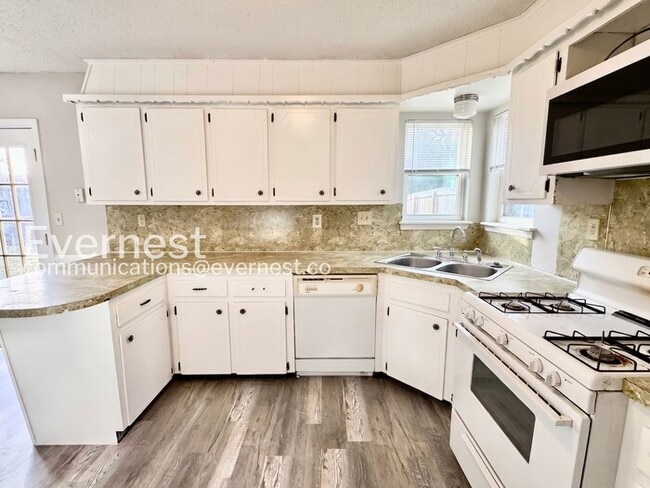 Photo - 1756 S Pine Ave