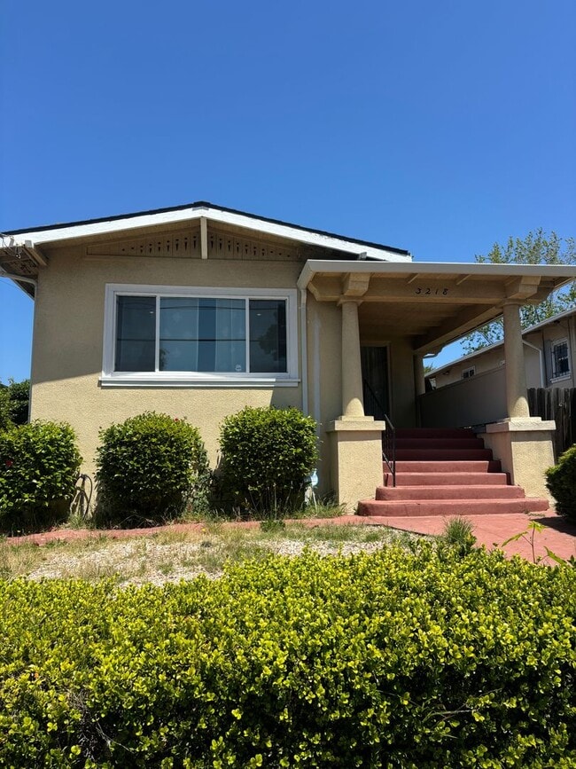 Building Photo - 2 bedroom home w/a beautiful backyard! AVAILABLE NOW!