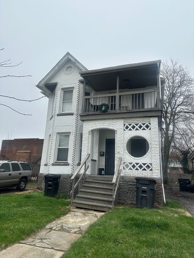 Building Photo - 10525 Earle Ave Unit Upstairs