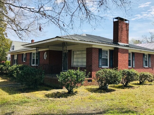 Building Photo - Rare Gem! Spacious and fantastic updated o...