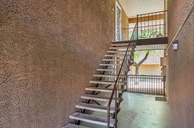 Photo - Guard Gated Community - 2 bedroom and 1 bathroom, Upstairs Unit Private Balcony Over looking Park... Unidad 40