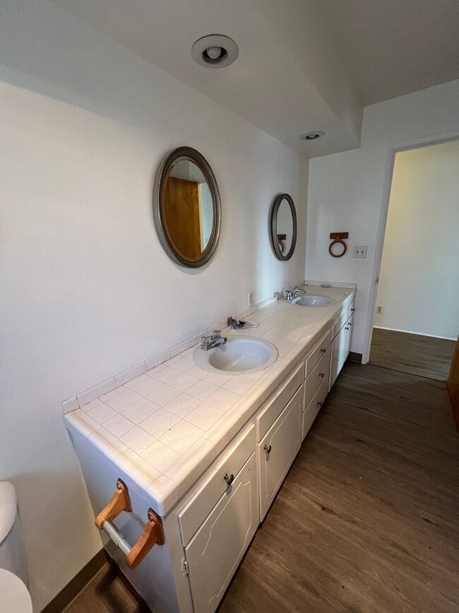 Photo - 3BED2BATH - GARAGE, DRIVEWAY, LARGE YARD, WASHER/DRYER HOOKUPS, BEAUTIFUL NEIGHBORHOOD