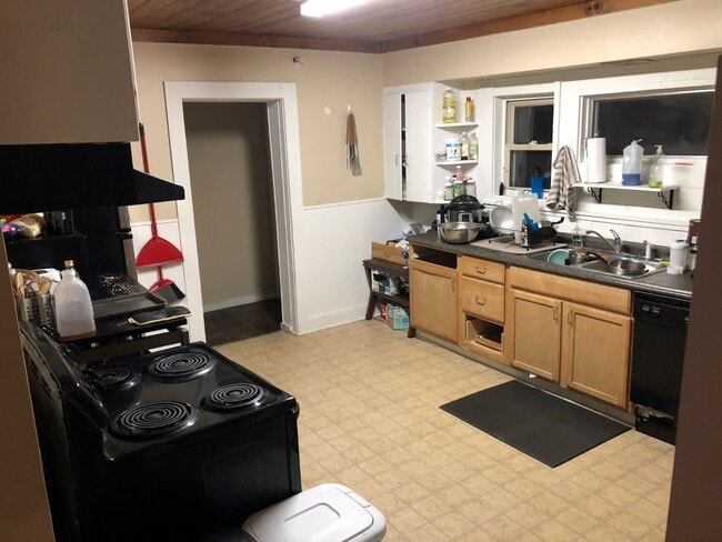 Photo - 1242 Old Bristol Rd