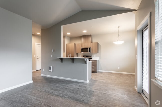 1BR, 1BA - 728 SF