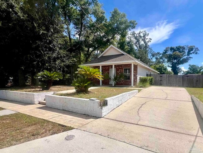 Photo - 100 S H St