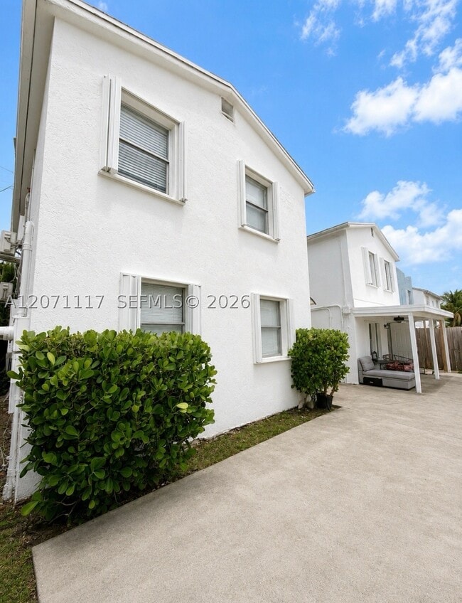 Building Photo - 127 NW 47th St Unit 4