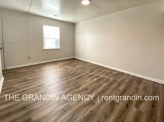3123 Round Hill Avenue Northwest