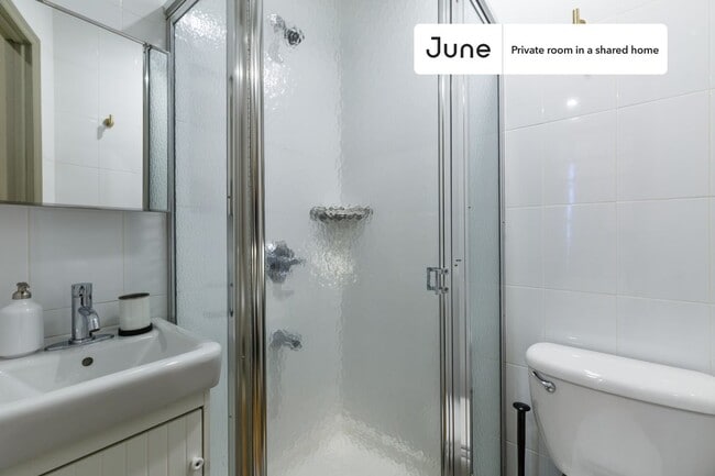 Room in Shared 4 bed/4 bath home in Midtown East