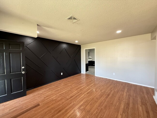 Photo - 4320 Suntane Cir