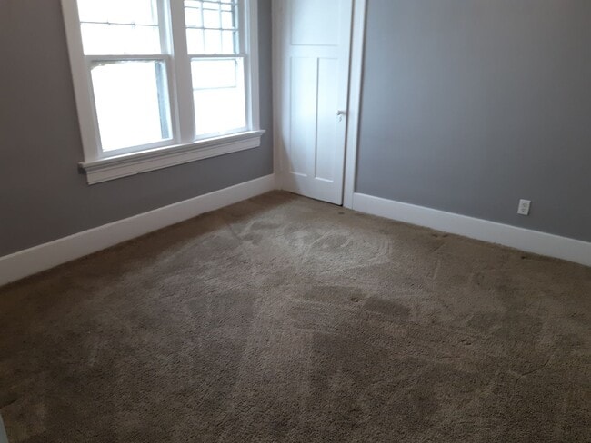 Photo - Beautiful 2 bedroom 1 bathroom house with fenced backyard