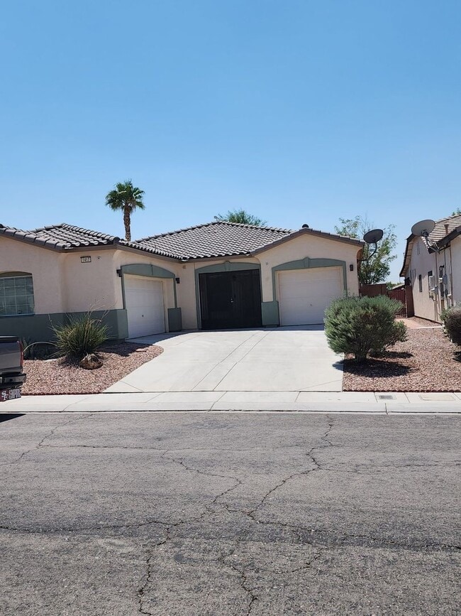 Building Photo - Spacious 4-bedroom, 2-bathroom home!