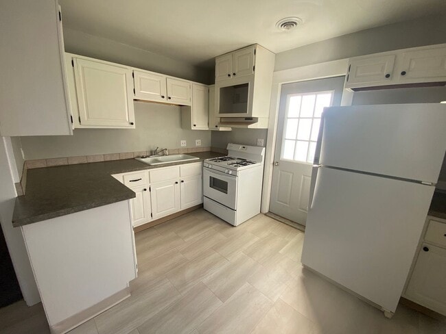 Building Photo - BUR1026 Unit 1026 1/2
