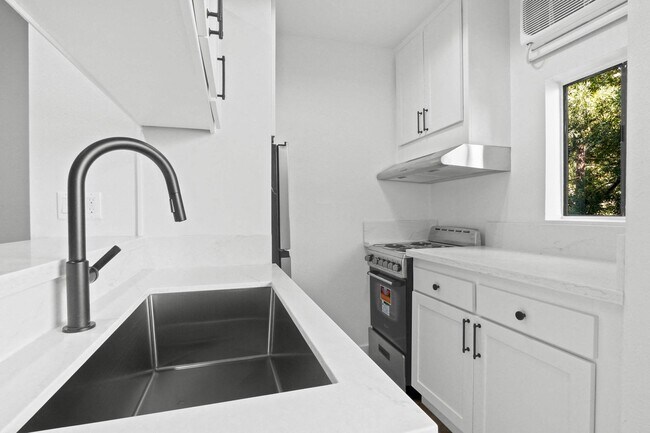 Photo - 727 Westbourne