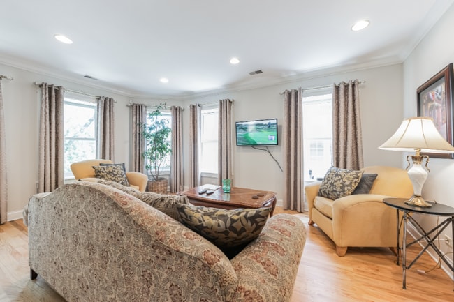 Photo - 2033 W Jarvis Ave Unidad Apt 3