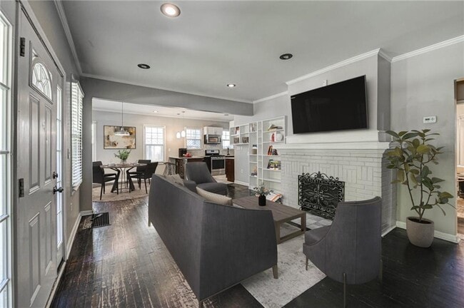 Photo - 483 Burlington Rd NE