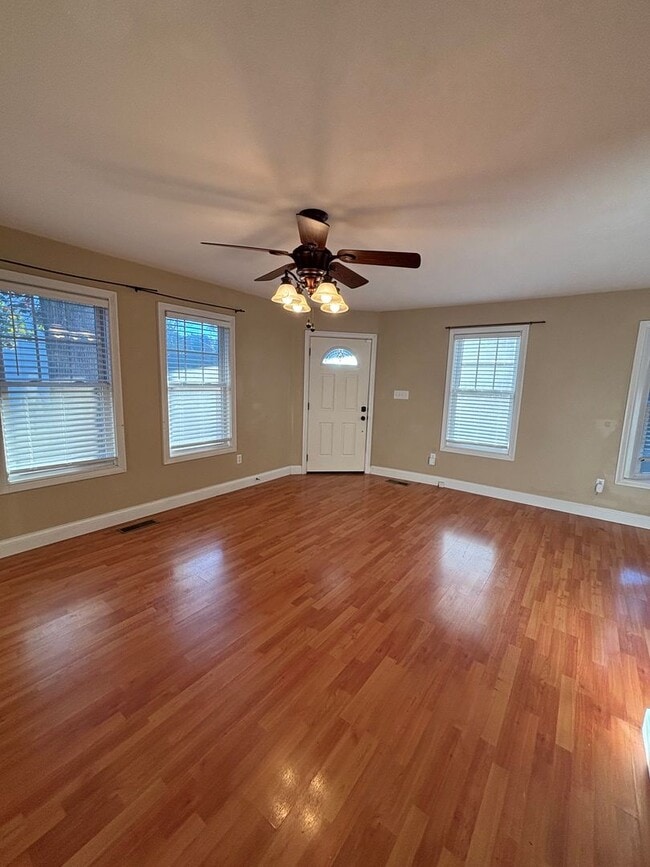 Photo - Freshly Renovated Dollhouse in Maryville!!