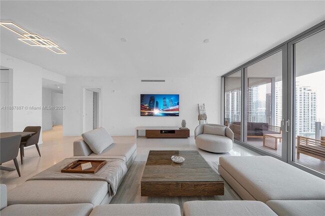 Photo - 300 Biscayne Blvd Way
