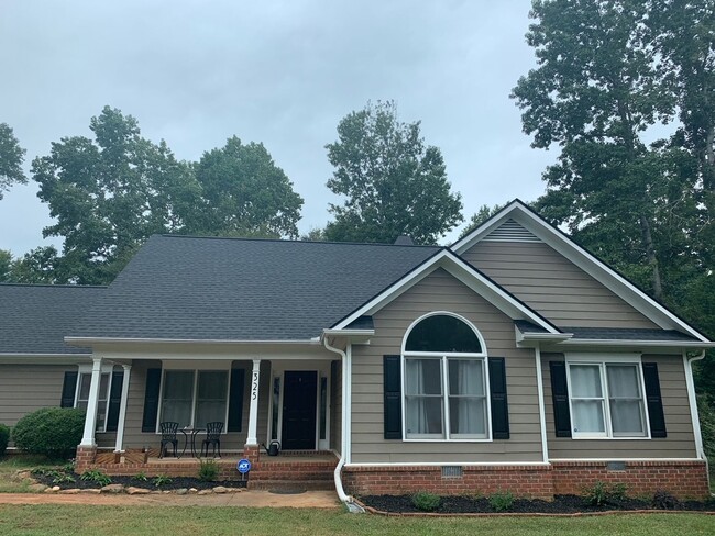 Building Photo - Eastside Three Bedroom Available for Rent July 2026