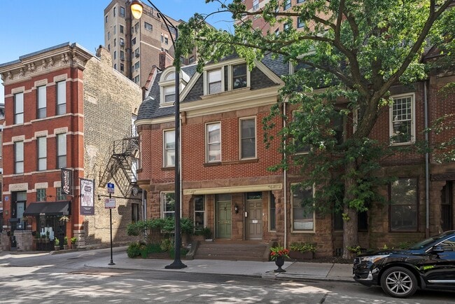 Building Photo - 2113 N Clark St Rental
