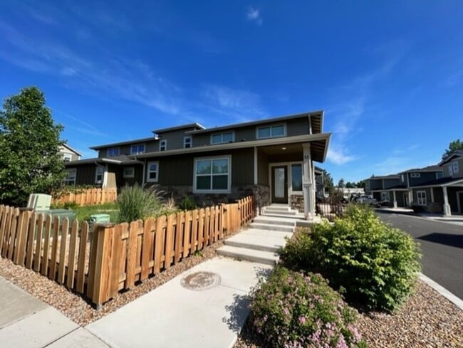 Stylish 3 Bedroom Duplex with Scenic Views... - Stylish 3 Bedroom Duplex with Scenic Views... House
