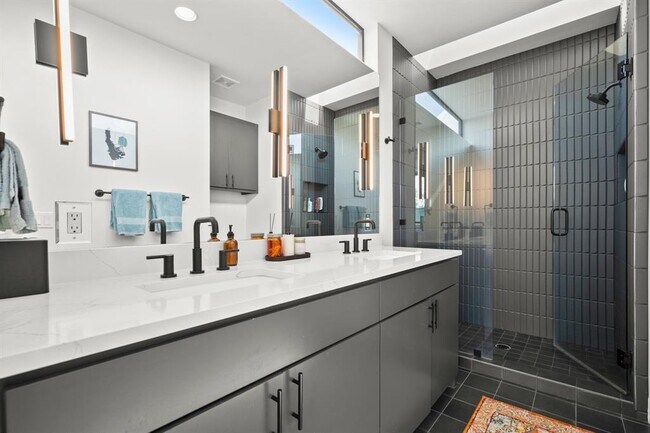 Photo - 3406 E 17th St