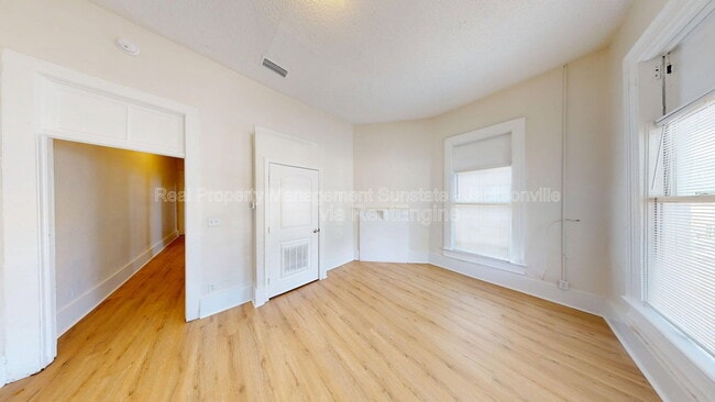 Photo - 2324 Moncrief Rd