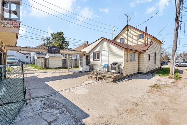 Photo - 947 Chatham St E