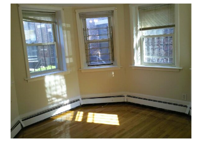 Building Photo - 126 Warren St Unit G2 Rental