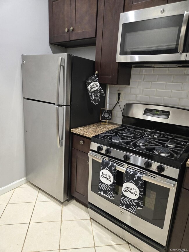 Building Photo - 18-23 Menahan St Unit 2L Rental