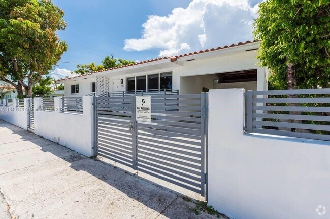 Building Photo - 962 SW 6th Ave Rental