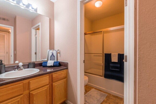 2 habitaciones, 1 baño - 930 pies cuadrados - Baño