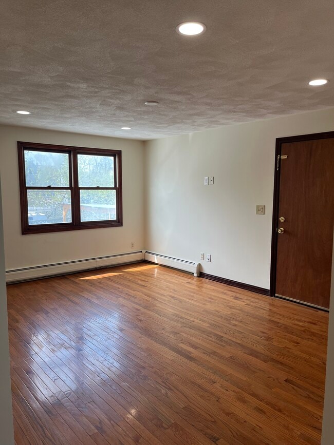 Building Photo - 77 Star St Unit 4