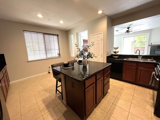 Photo - Spacious 3 Bedroom Townhouse for Rent in L...