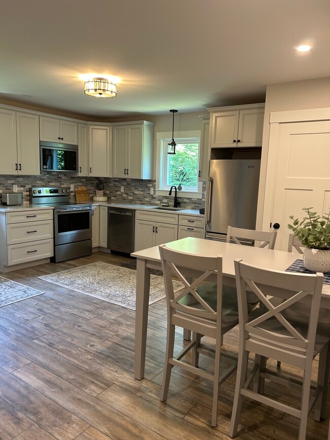 beautiful eat in kitchen - 5 Woodgate Rd Rental