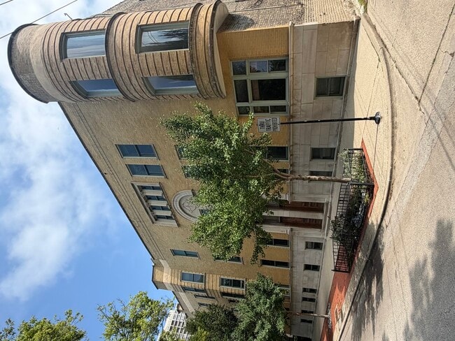 Building Photo - 325 W Wisconsin St Unit 1853-3