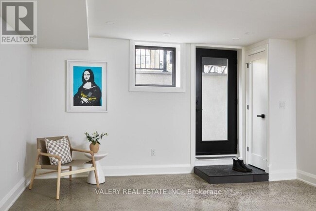 Photo - 31 Roslin Ave Unité Lower