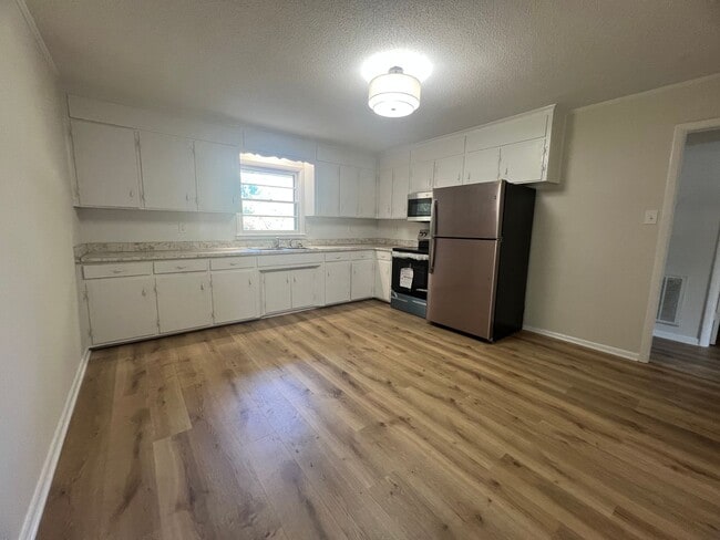 Photo - 1811 Battleground Dr