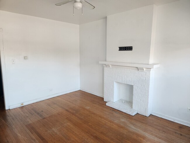 Photo - 905 W Irving Park Rd Unit 2