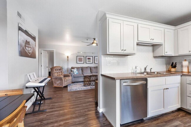 Photo - Beautifully Furnished with Modern Furnishi... Unidad # B