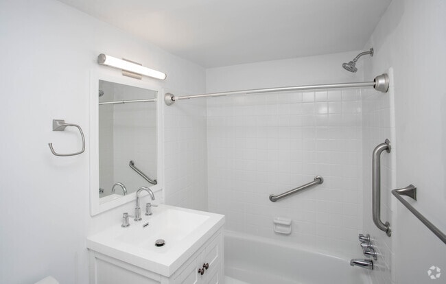 Bathroom, 1BR, 1BA 762 SF