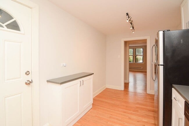 Photo - 2328 N Rockwell St Unit D-G