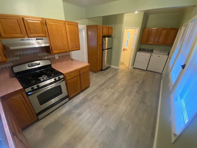 Photo - Advent - Gorgeous 5 Bedroom Home With Front/Backyard, Driveway & Washer/Dryer!