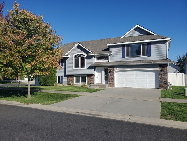 Building Photo - Lovely and spacious 5 bedroom 3 bath Post Falls Home.