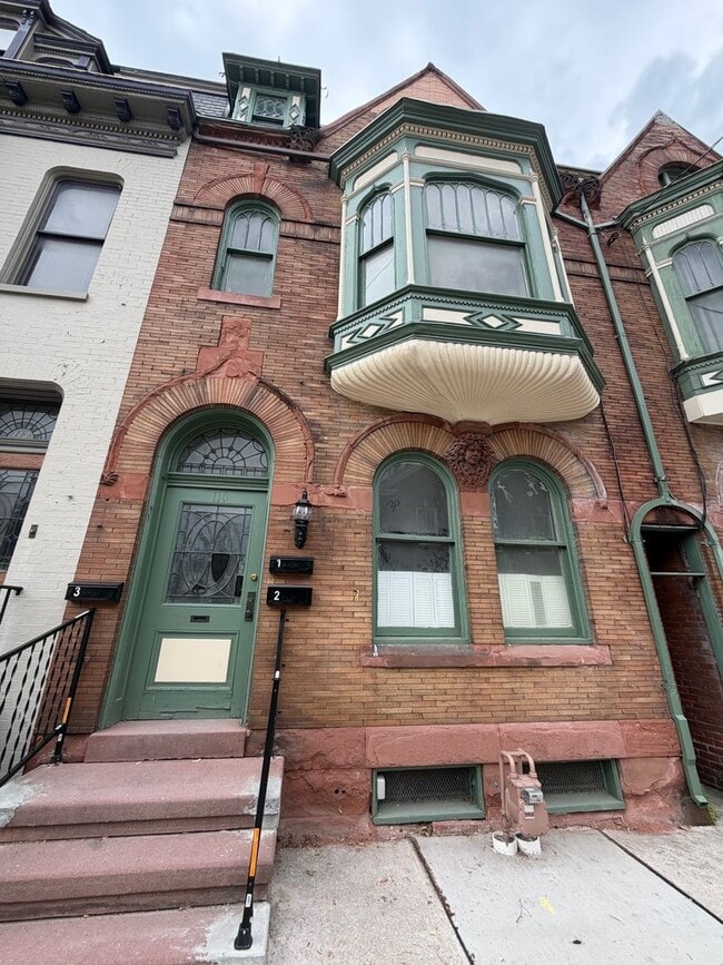 Building Photo - 110 S Beaver St Unit 2nd fl